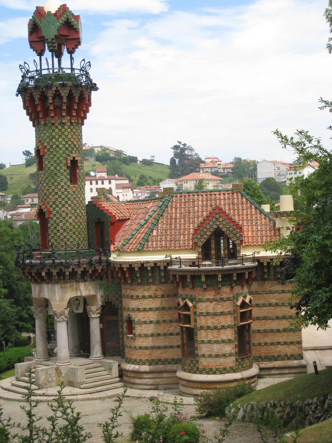 MODERNISMO DE GAUDI 