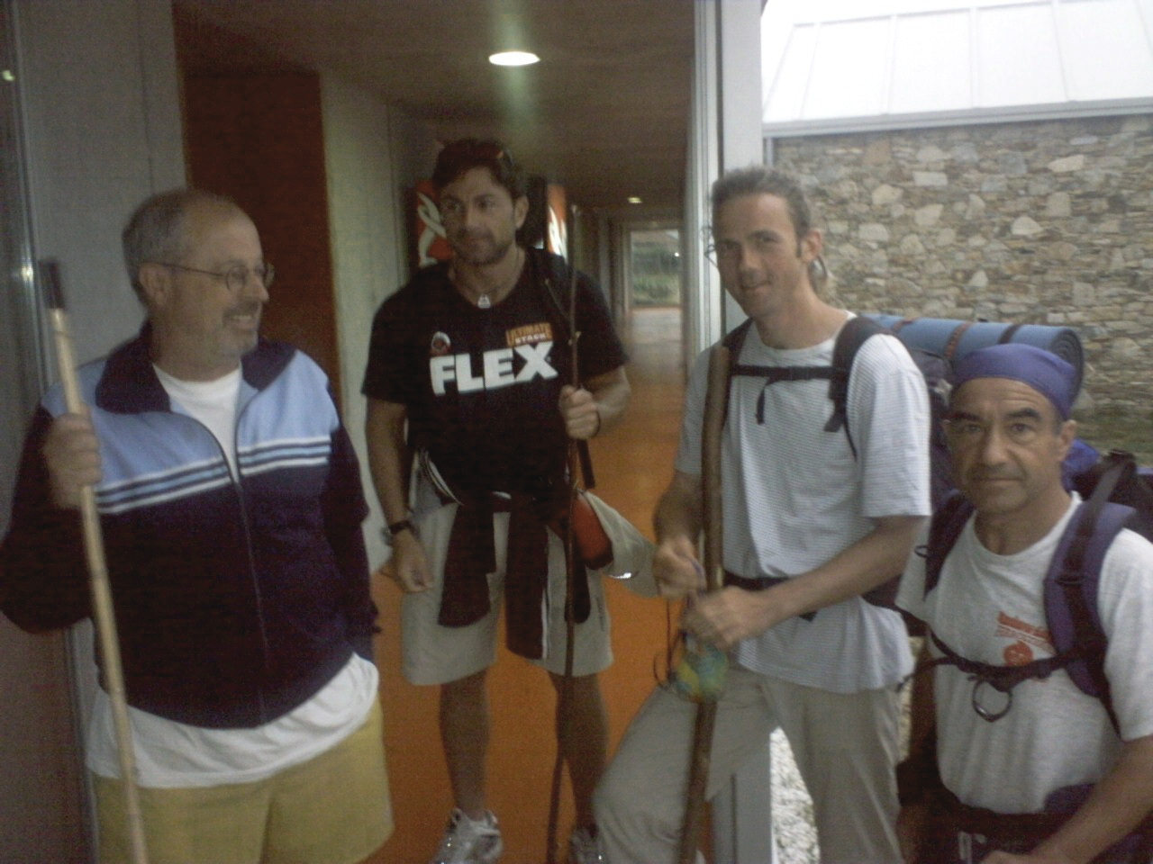 Paco, Recho, Deftel... llegan al albergue. de Vedra